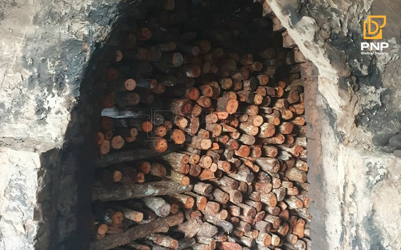 Arrange the wood into the kiln