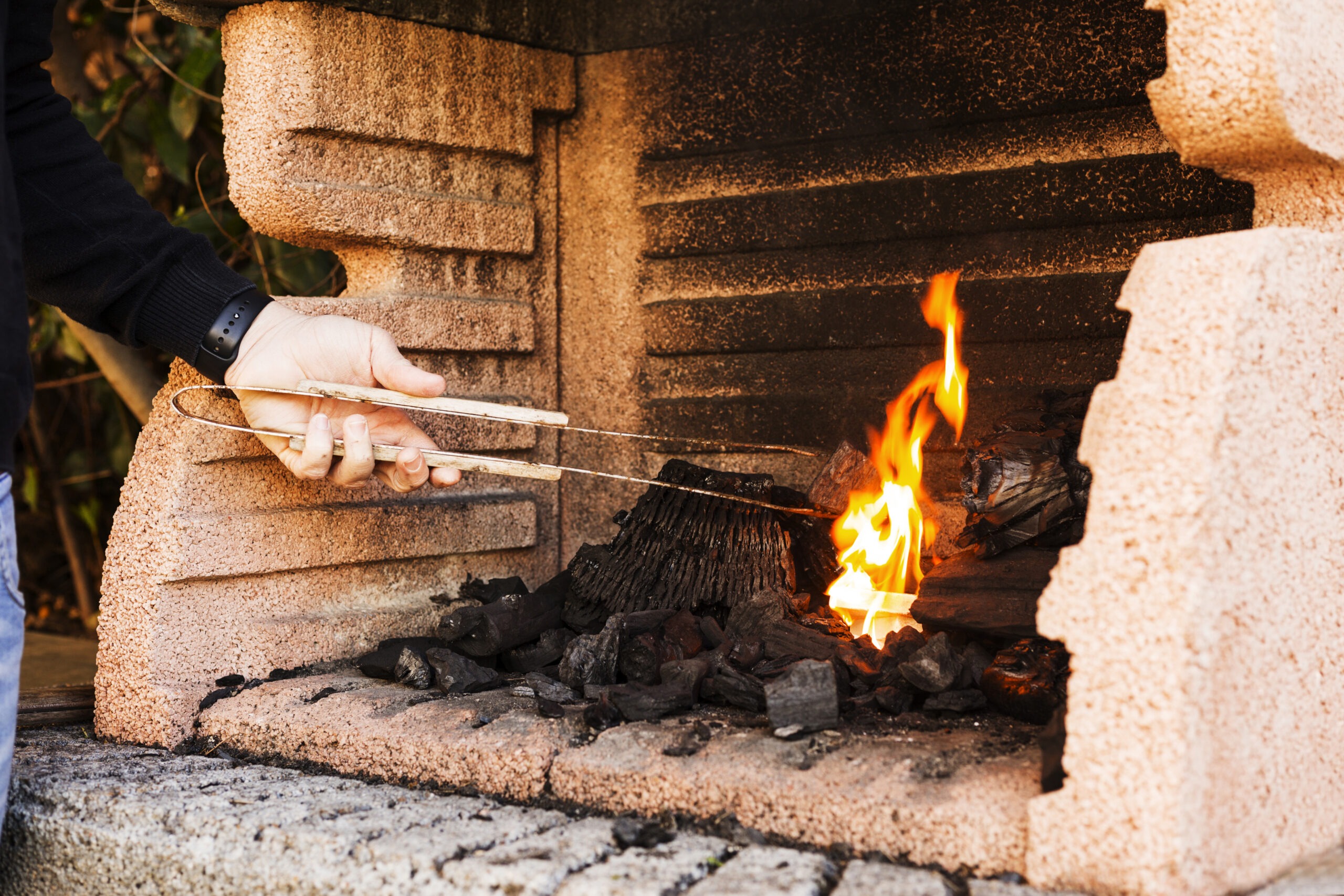 use-sawdust-charcoal-to-grill