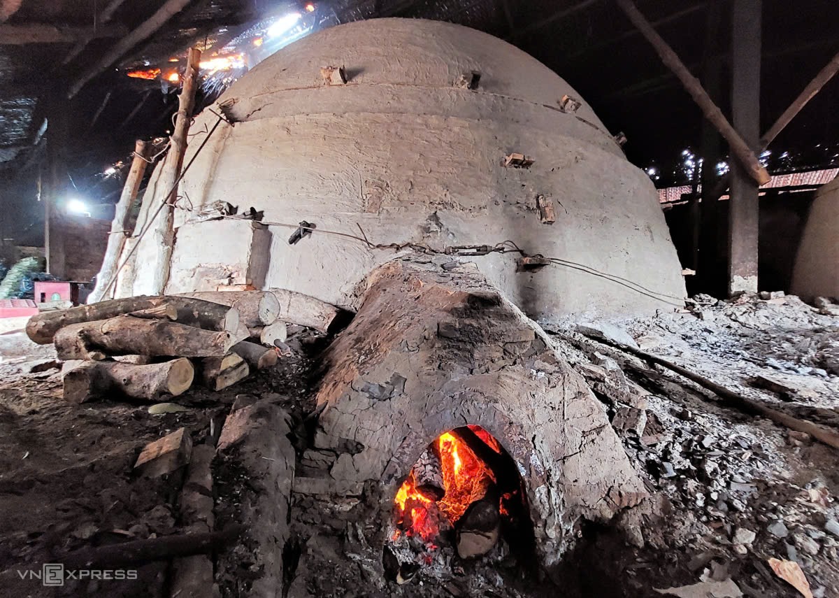 Charcoal-kiln-heats-wood-into-carbon-charcoal