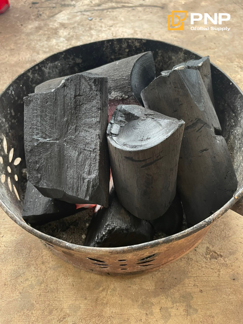 Charcoal vs Wood: Which is Best for Grilling? 1 Grilling outdoors with charcoal vs wood is a beloved tradition
