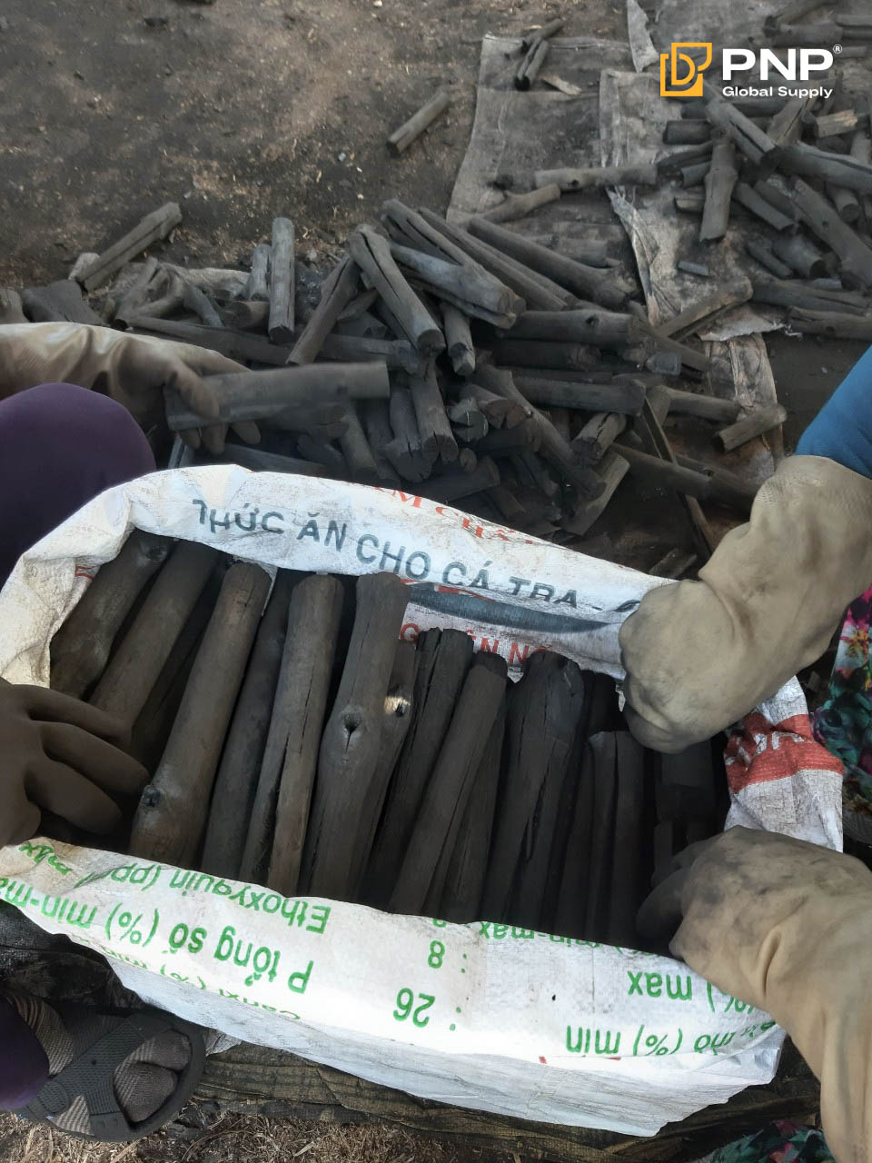 Mangrove charcoal produces no smoke, and offers strong heat