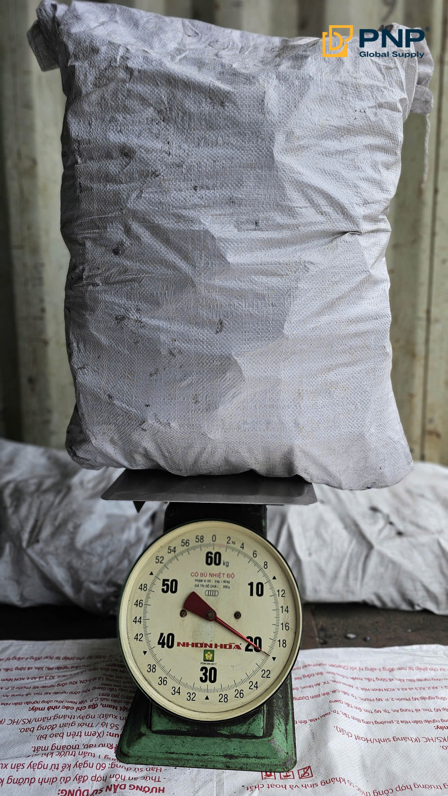 How Many 10kg Bags of Charcoal Fit in a 20ft and 40ft Shipping Container? 2 Standard 10kg PP charcoal bags, easy to stack for export