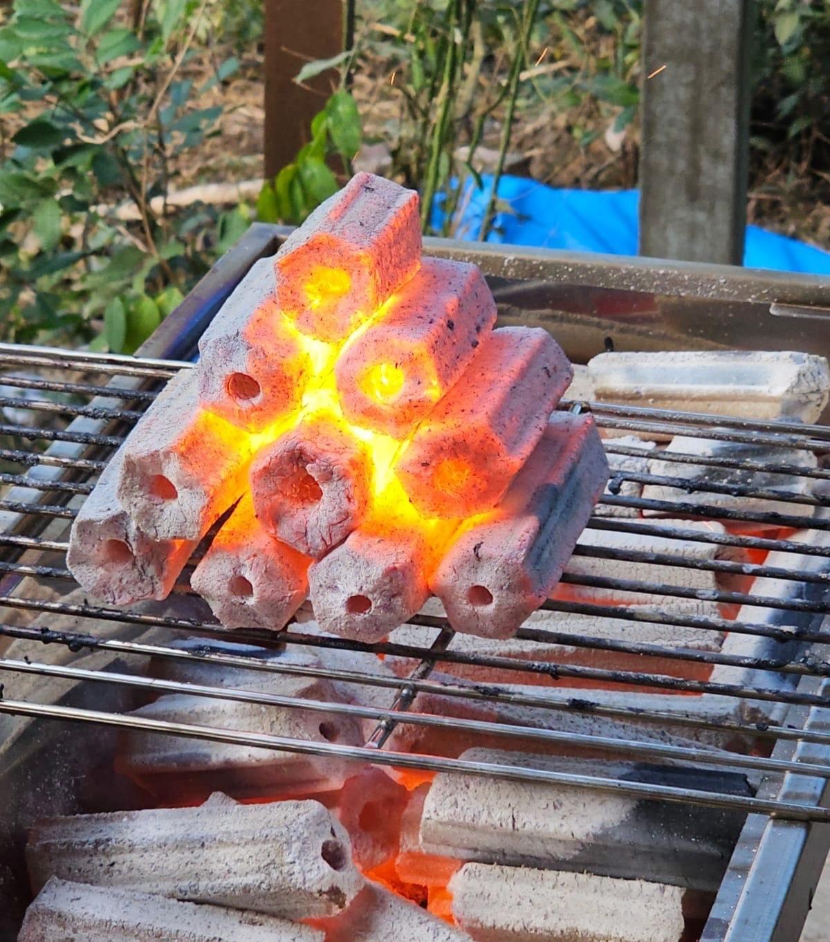 Using the right amount of charcoal helps maintain stable heat