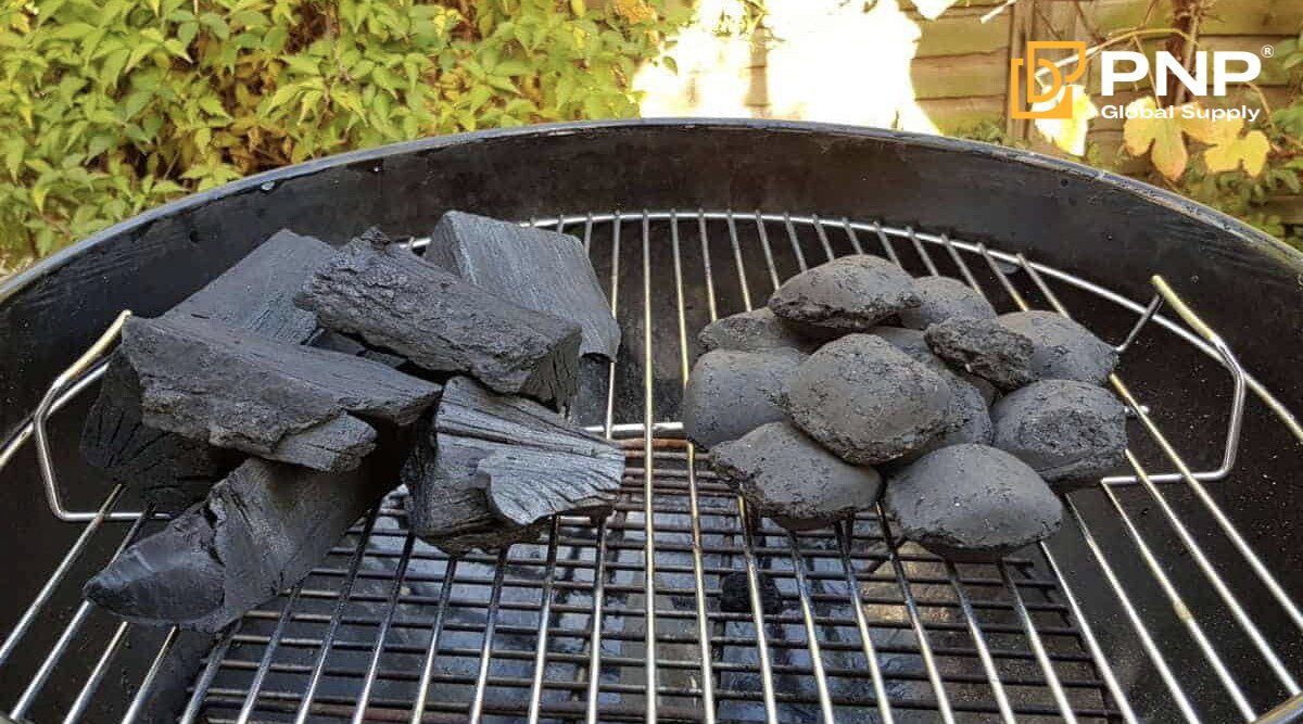Briquettes charcoal vs lump charcoal for more even and consistent burger grilling