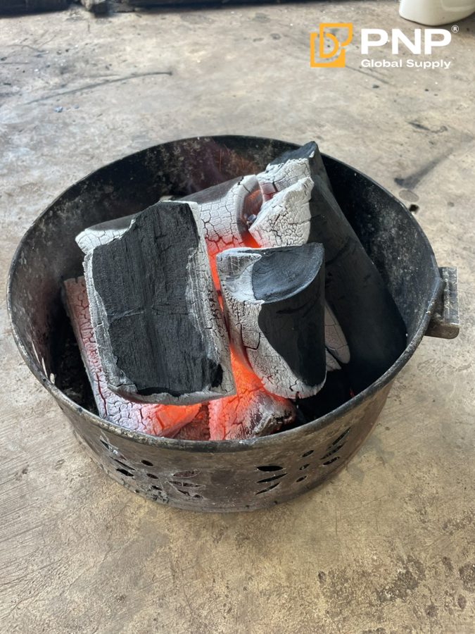 Suitable charcoal and clear airflow support a more consistent BBQ fire